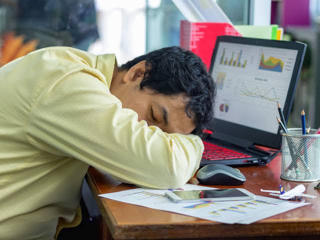 How To Overcome Sleepiness After Lunch