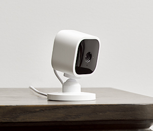 Blink Mini – Compact indoor plug-in smart security camera, 1080 HD video